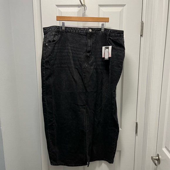 NWT Boohoo Black Maxi Jean Skirt with Slit Size 22 - Picture 4 of 6